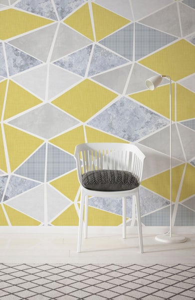 Szene mit geometrischer Tapete, Stuhl und Stehlampe