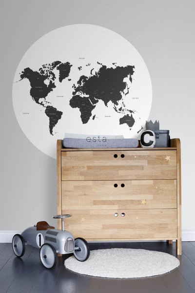 Kinderzimmer mit Kommode, Weltkarte, Spielzeugauto und Teppich