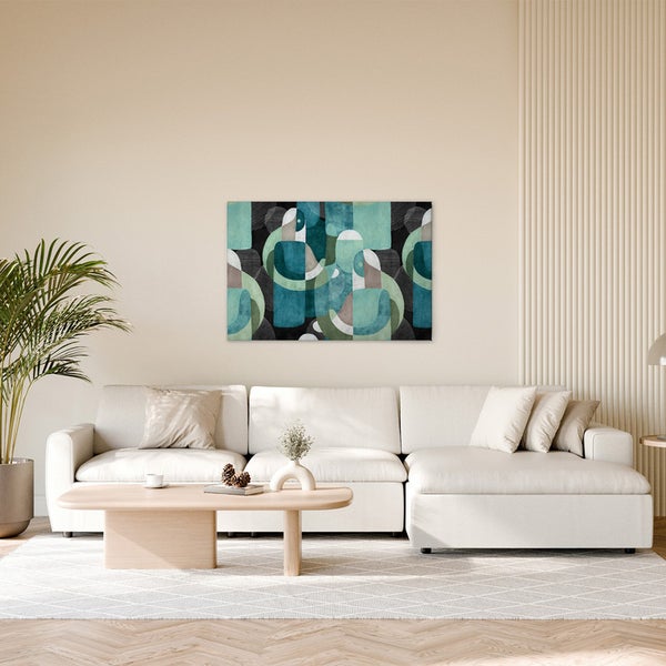 Wohnzimmer mit Sofa, Tisch und einem Wandbild mit geometrischen Formen