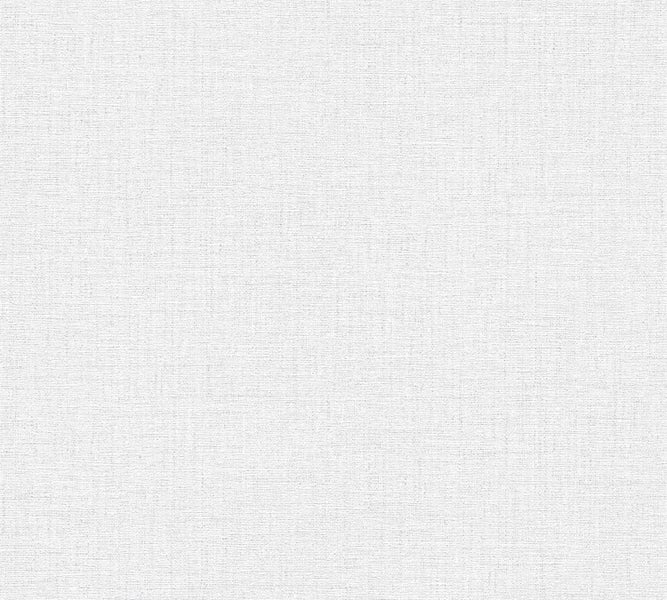 Mehrstöckiges Pflanzenregal aus Holz mit Zimmerpflanzen vor einem Fenster.