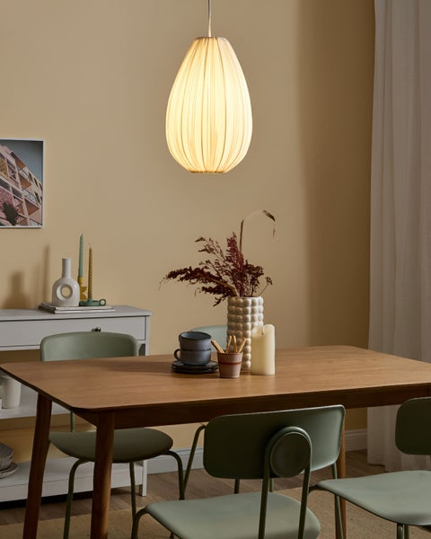 Esszimmer mit Esstisch, Stühlen, Hängeleuchte und Dekoration