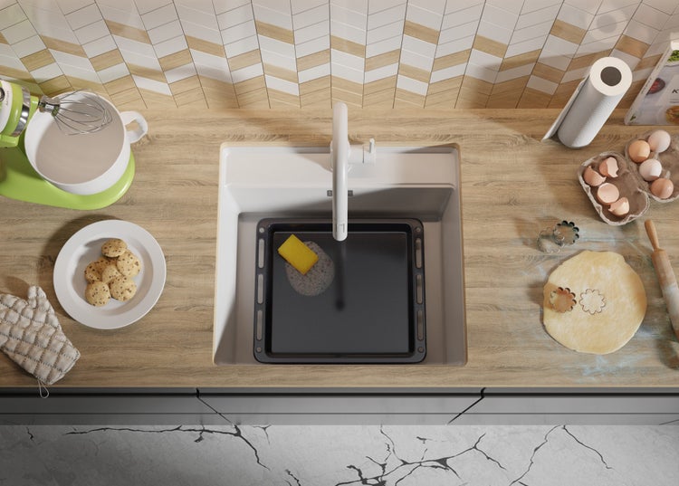 Küchenszene mit Spüle, Küchenmaschine, Keksen, Eiern, Teig und Küchenutensilien