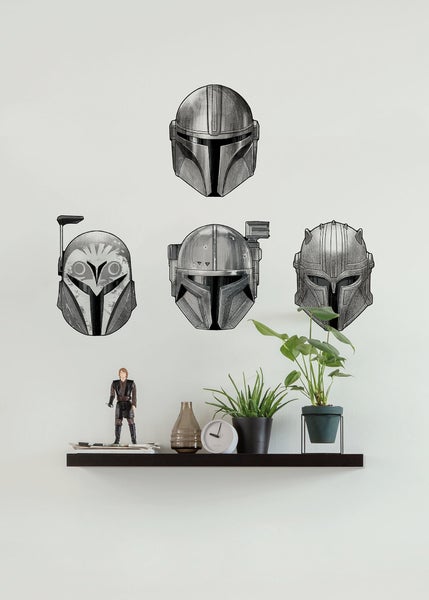 Wanddekoration mit Star Wars Mandalorianer Helm Motiven über einem Regal