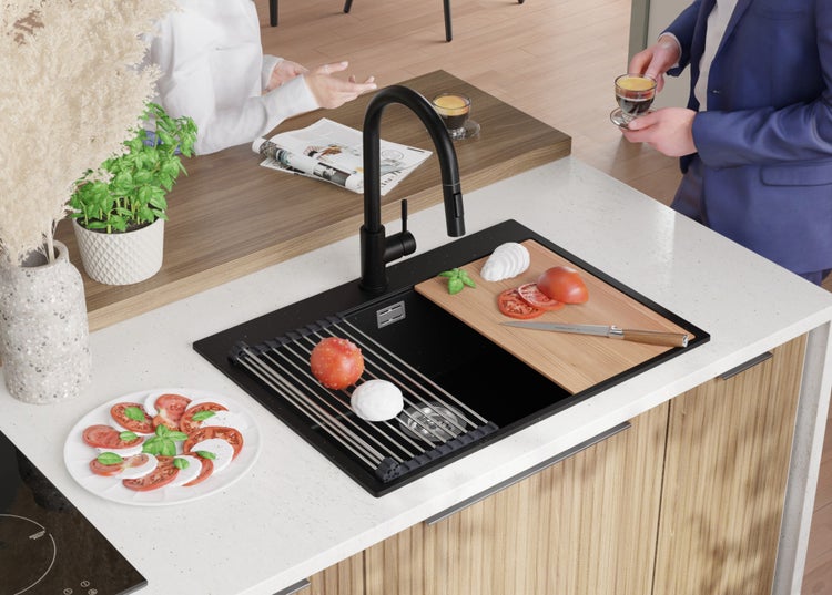 Küchenszene mit Spüle, Armatur, Schneidebrett und Speisen zur Zubereitung