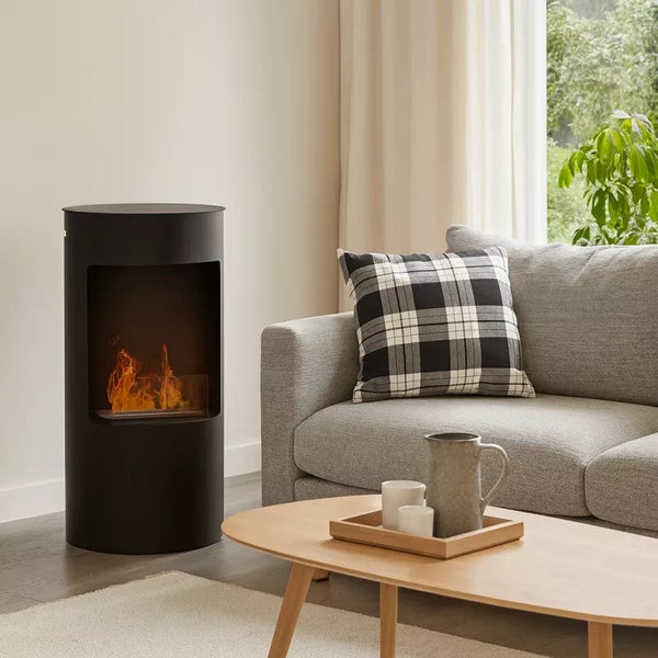 Wohnzimmer mit Bioethanol Kamin, Sofa und Tisch