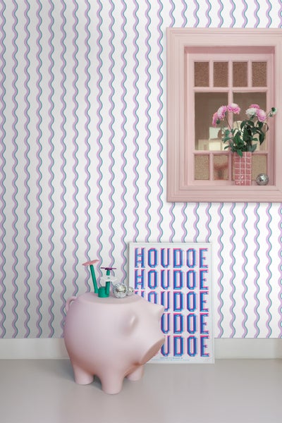 Innenraum mit Tapete mit Wellenmuster, Dekorationen und rosa Fenster
