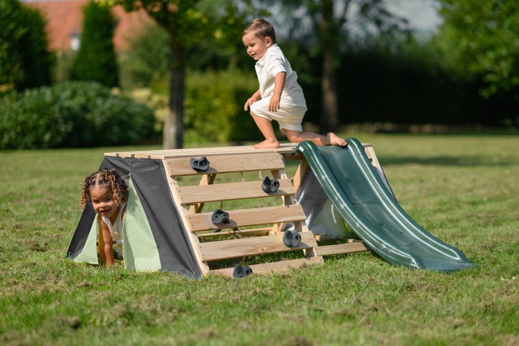 Kinderspielplatz mit Kletterwand, Rutsche und Zelt im Garten