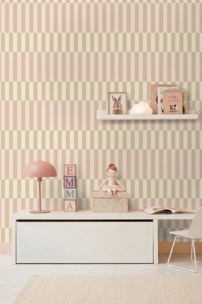Vliestapete mit geometrischem Blockmuster in einem hellen Kinderzimmer mit weißem Sideboard, Schreibtisch und Wandregal.