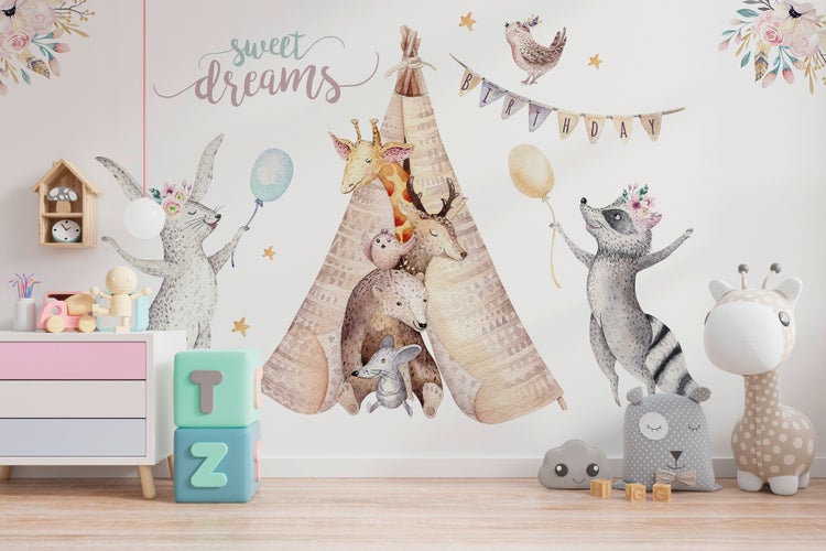 Helles Kinderzimmer mit Wandtattoos von Waldtieren im Tipi, Schriftzug Sweet Dreams, Spielzeugkommode und Plüschtieren auf Holzboden.