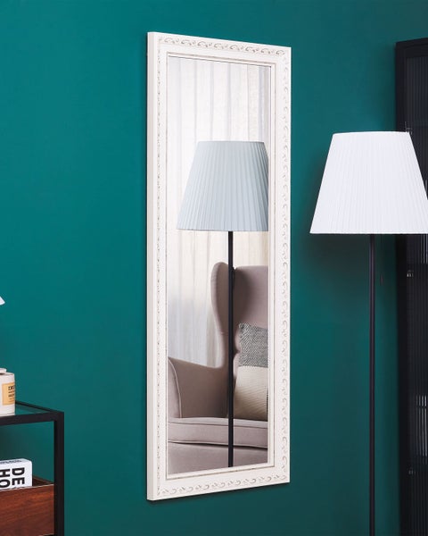 Rechteckiger Wandspiegel mit weißem Rahmen im Flur