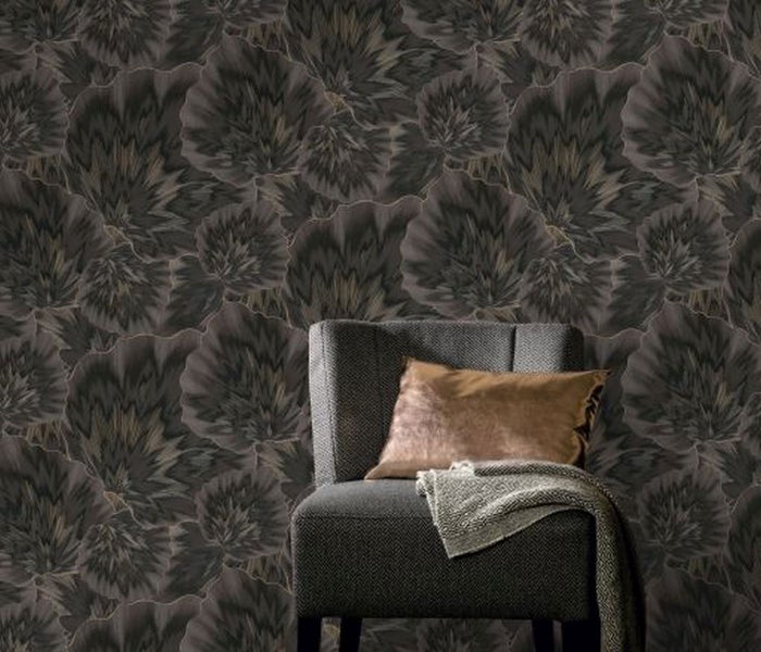 Nahaufnahme einer Seerose mit gelben Staubgefäßen und grünen Blättern