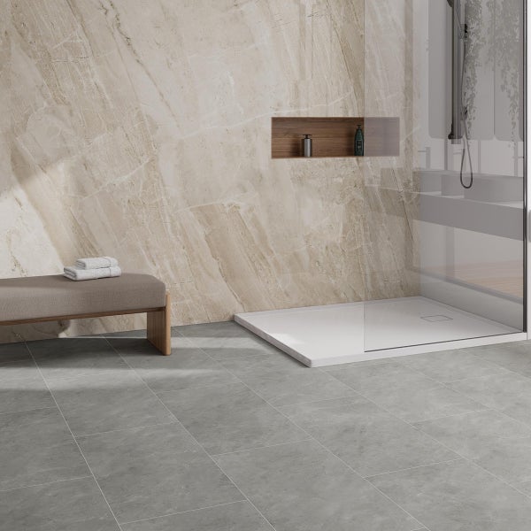 Modernes Badezimmer mit Dusche, Bank und Wandverkleidung in Marmoroptik