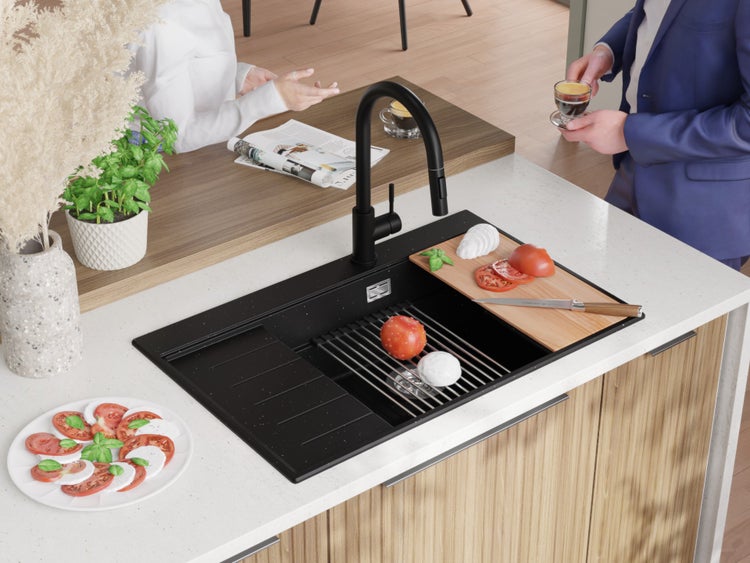 Schwarze Küchenspüle mit Abtropfgitter, Armatur und Schneidebrett auf einer Küchentheke