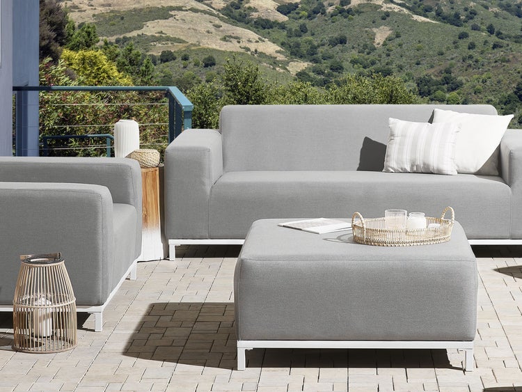 Quadratischer Gartenhocker mit Stoffbezug und Metallgestell