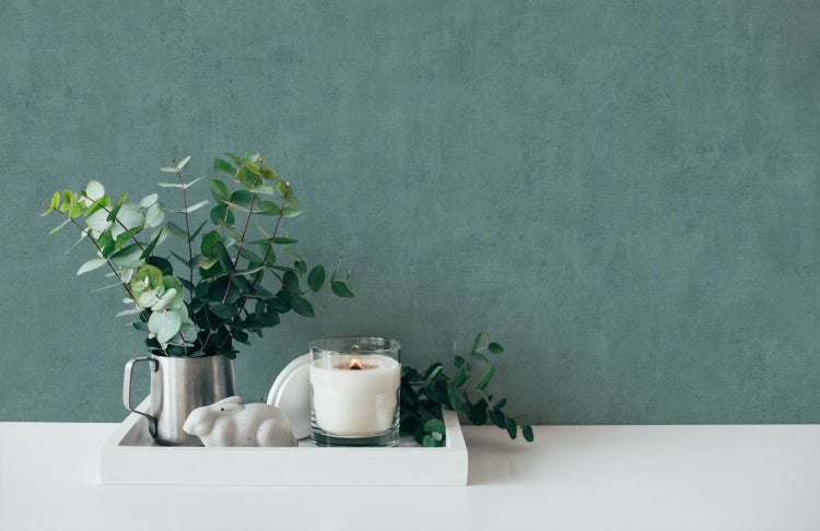 Dekorativer Raum mit geblümter Tapete, Lampe, Schrank und gerahmtem Bild