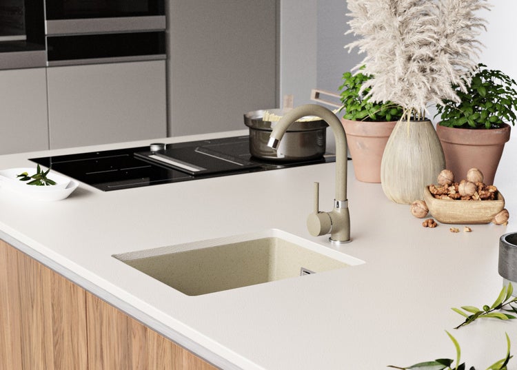 Küchenszene mit Spüle, Armatur, Kochfeld und Dekorationen auf der Arbeitsfläche.