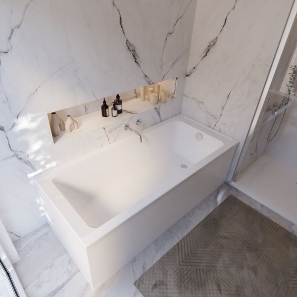 Helles Badezimmer mit Badewanne, Marmorwand und Ablagefläche