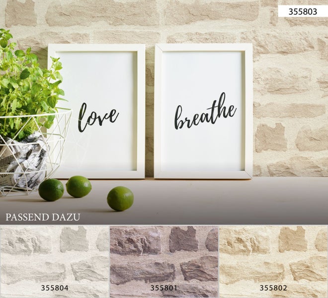 Dekorative Wandgestaltung mit Steinmuster-Tapete, kombiniert mit passenden Dekorationselementen.