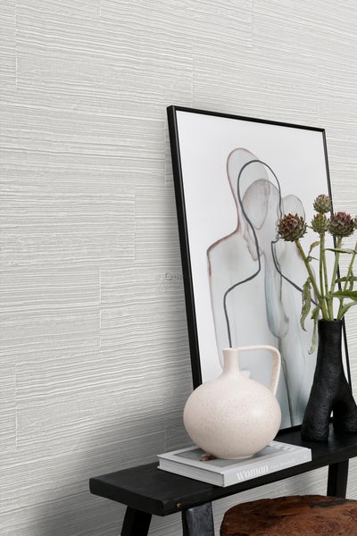 Nahaufnahme von Wandfliesen mit minimalistischer Dekoration auf einer Konsole