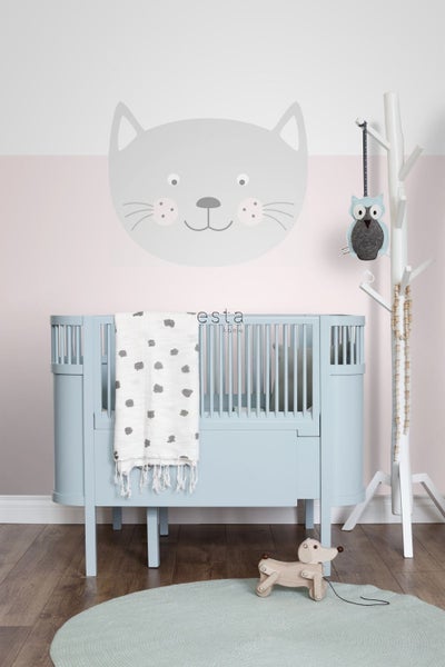 Kinderszene mit Babybett, Wandtattoo Katze und Spielzeug