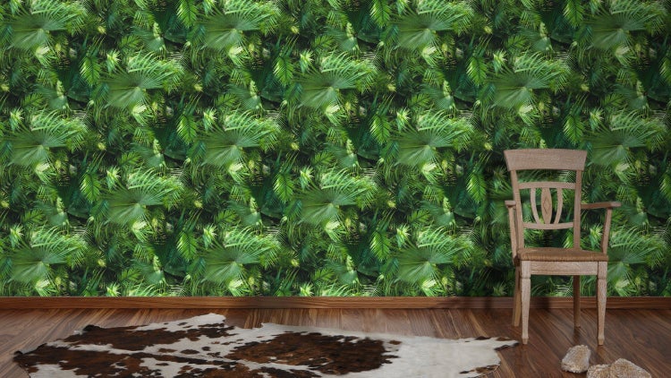 Szene mit einer Stehlampe vor einer Tapete mit Dschungelmotiven und Farbmustern als Kombinationsvorschlag