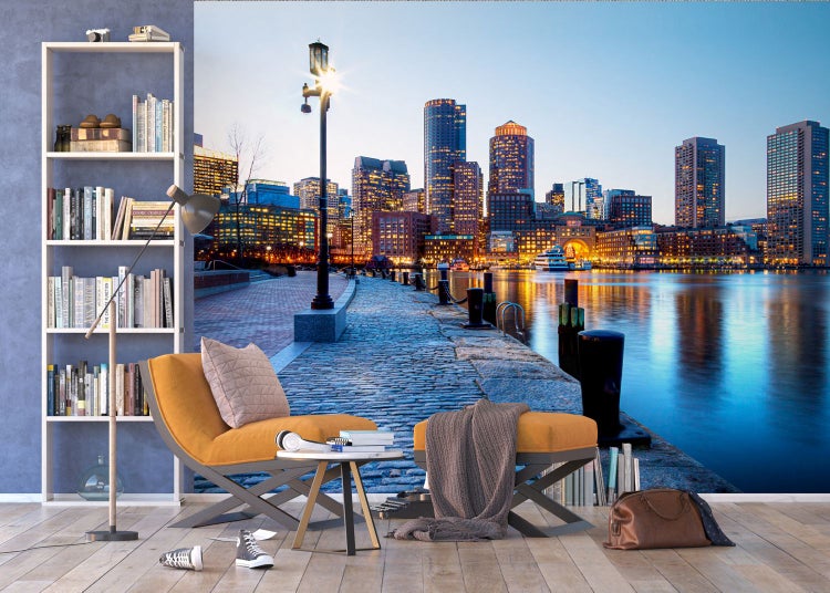 Wandbild mit Skyline einer Stadt am Wasser, kombiniert mit moderner Möblierung in einem Wohnraum.