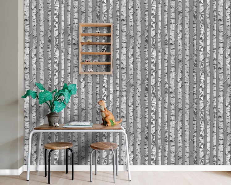 Szene mit Schreibtisch, Hocker, Dekoration und einer Tapete mit Birkenmotiv.