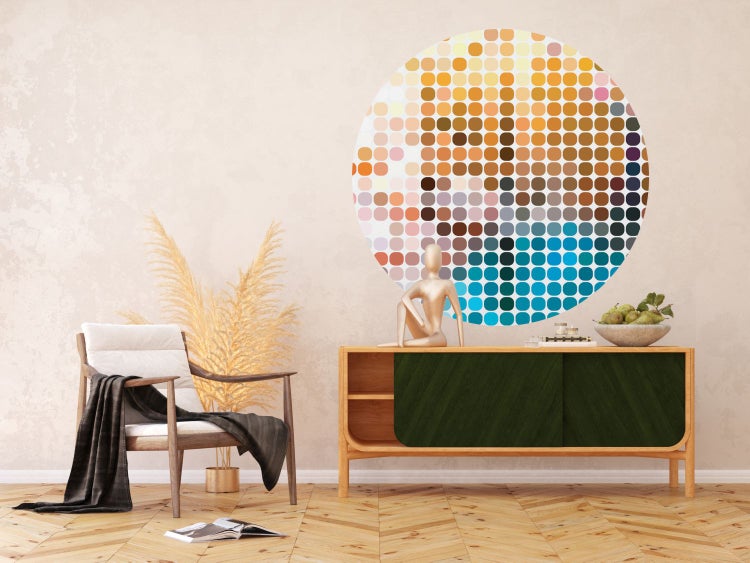 Wohnzimmer mit Sessel, Sideboard und Wandbild