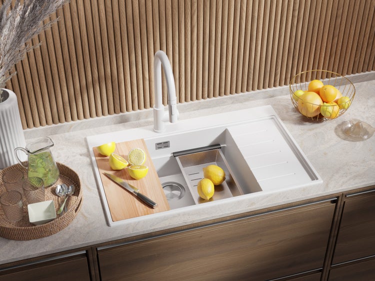 Küchenszene mit Spüle, Armatur, Schneidebrett und Zitronen auf einer Arbeitsplatte