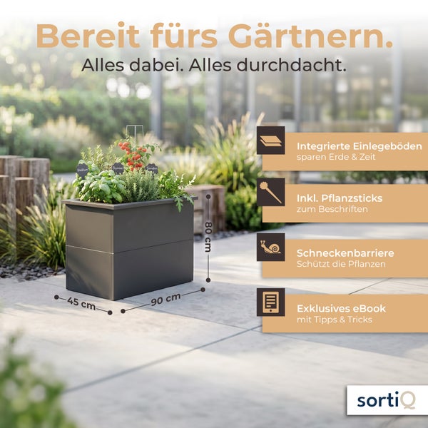 Anthrazitfarbenes sortiQ Hochbeet, 90 mal 45 mal 80 Zentimeter, mit Einlegeböden, Pflanzsticks, Schneckenbarriere und eBook. sortiQ Logo.