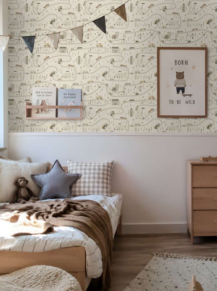 Kinderzimmer mit Straßentapete, Holzmöbeln und dekorativen Accessoires in heller und freundlicher Atmosphäre.