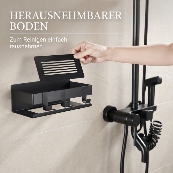 Schwarze Duschablage mit herausnehmbarem, geschlitztem Boden zur einfachen Reinigung, montiert in einer gefliesten Dusche.