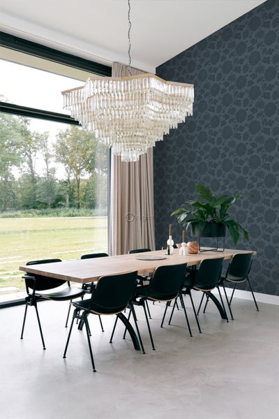 Esszimmer mit Esstisch, Stühlen, Kronleuchter und gemusterter Tapete