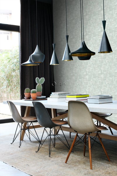 Esszimmer mit Esstisch, Stühlen und Pendelleuchten