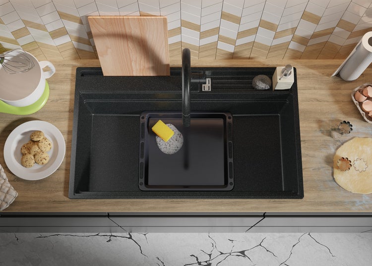 Küchenszene mit Spüle, Armatur, Backblech und Küchenutensilien