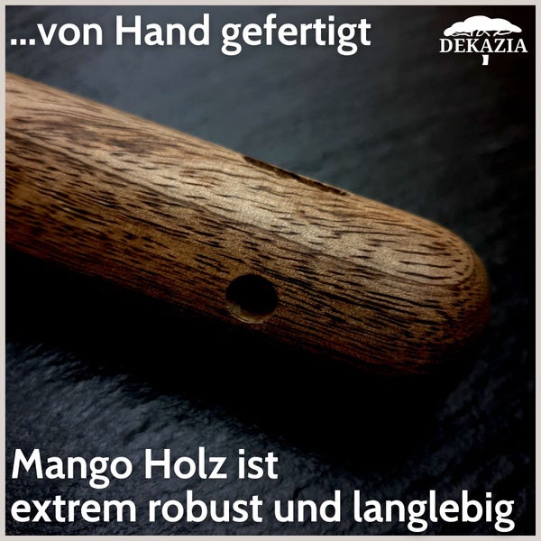 Nahaufnahme eines handgefertigten, langlebigen Produkts aus Mangoholz mit Bohrung. Dekazia Logo.