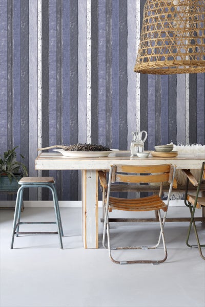 Esszimmer mit Holzwandtapete, Tisch, Stühlen und dekorativer Lampe.