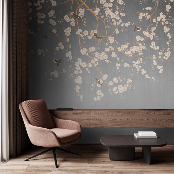 Wohnzimmer mit gemusterter Tapete, Sessel und Tisch