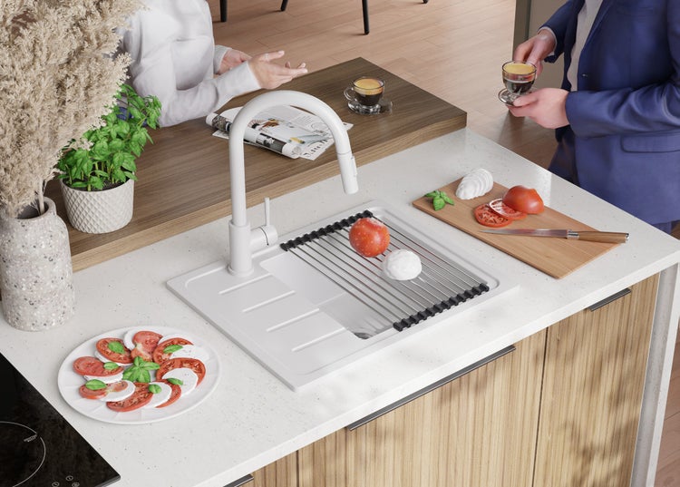 Küchenszene mit Spüle, Armatur, Schneidebrett und Lebensmitteln