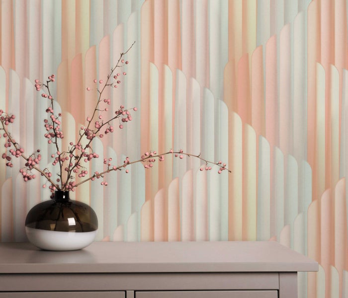 Tapete mit wellenförmigem Streifenmuster hinter einer Vase mit Zweigen und Beeren auf einem Tisch