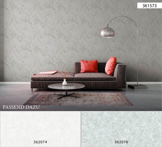 Wohnzimmer mit grauer Marmortapete, Sofa und Stehlampe