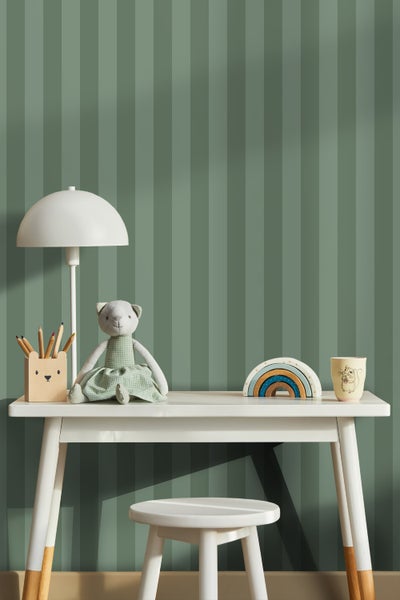 Kinderzimmer mit Schreibtisch, Stuhl, Lampe, Spielzeug und gestreifter Tapete