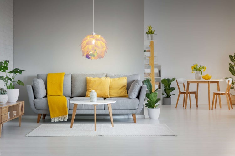 Helles Wohnzimmer mit Sofa, Tisch und Dekorationen