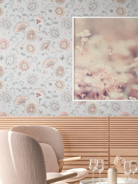 Dekorativer Raum mit floraler Tapete und gerahmtem Pflanzenbild