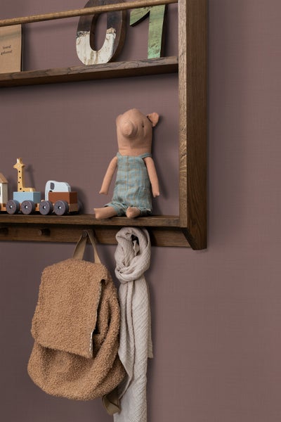 Dekorative Szene mit einer Kamera, einer Lampe und einer Tillandsie auf einem Holzschrank