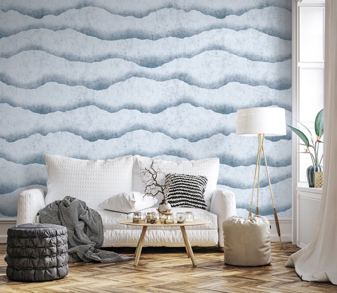 Wohnzimmer mit Sofa, Tisch und Tapete mit Wellenmuster