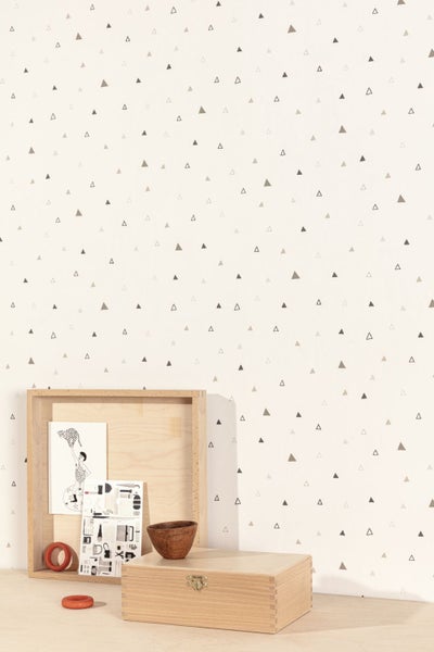 Familie genießt Mahlzeit am Campingtisch im Freien vor einem Wohnwagen.