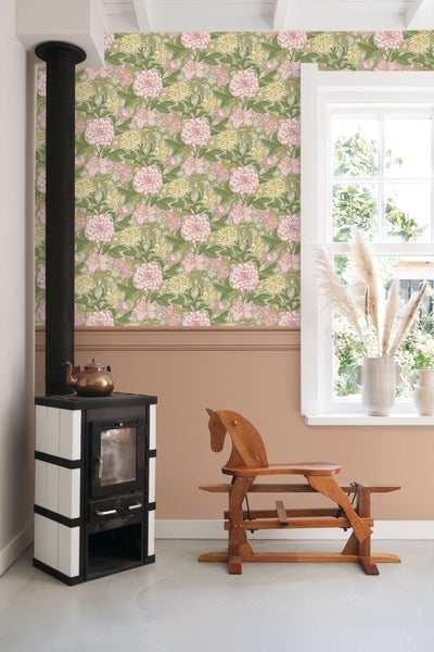 Wohnraum mit gemusterten Tapeten, Ofen und Holzpferd