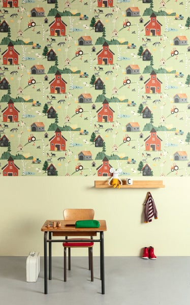 Kinderzimmer mit Tapete mit Bauernhofmotiven, Schreibtisch und Accessoires