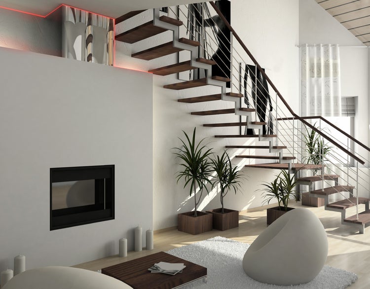 Wohnzimmer mit Treppe, Kamin und Zimmerpflanzen in Pflanzgefäßen